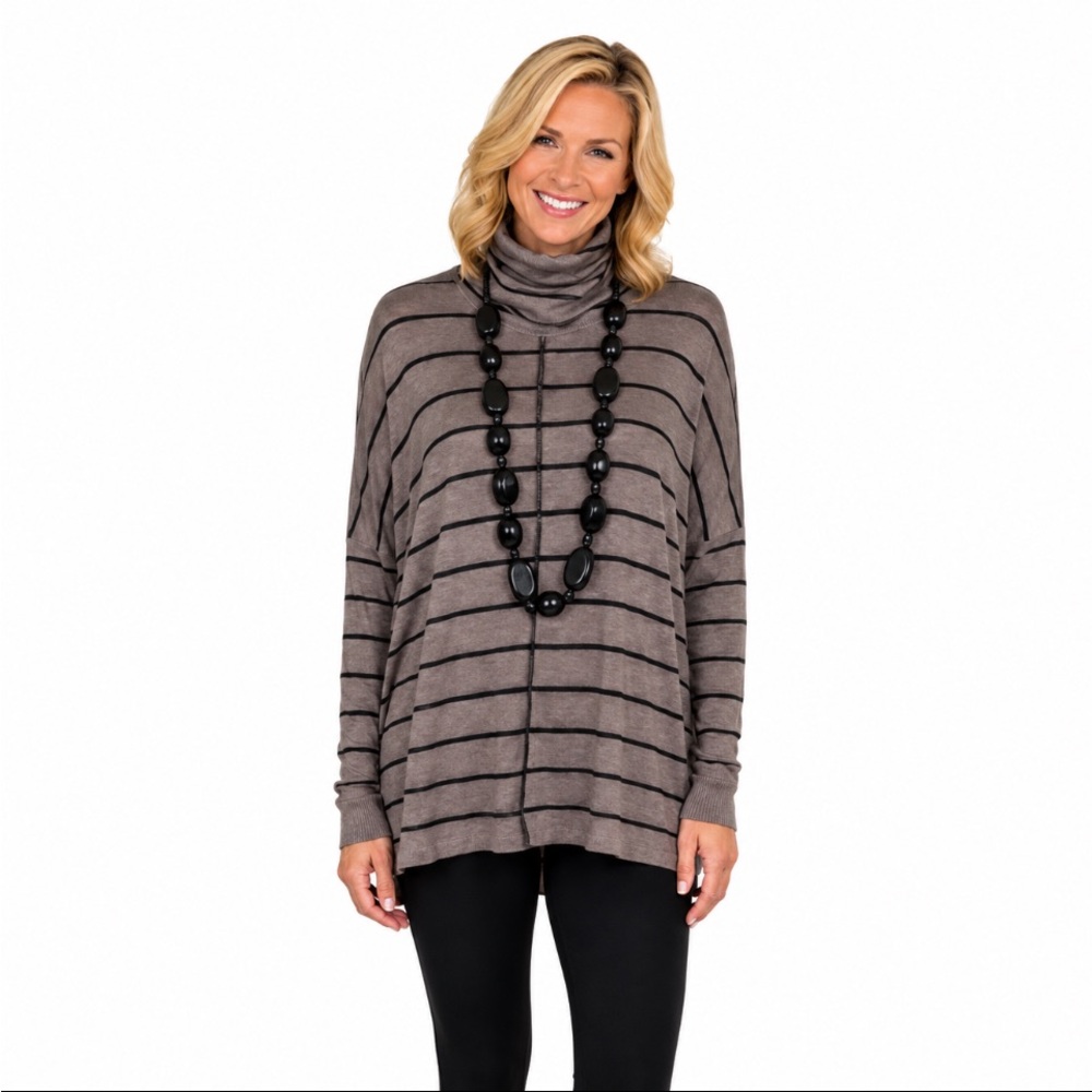 D’CLOSET Lightweight Crewneck Top in Taupe and Black Size Large